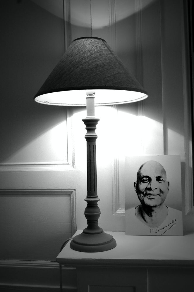 Coin méditation : une lampe allumée et un portrait encadré