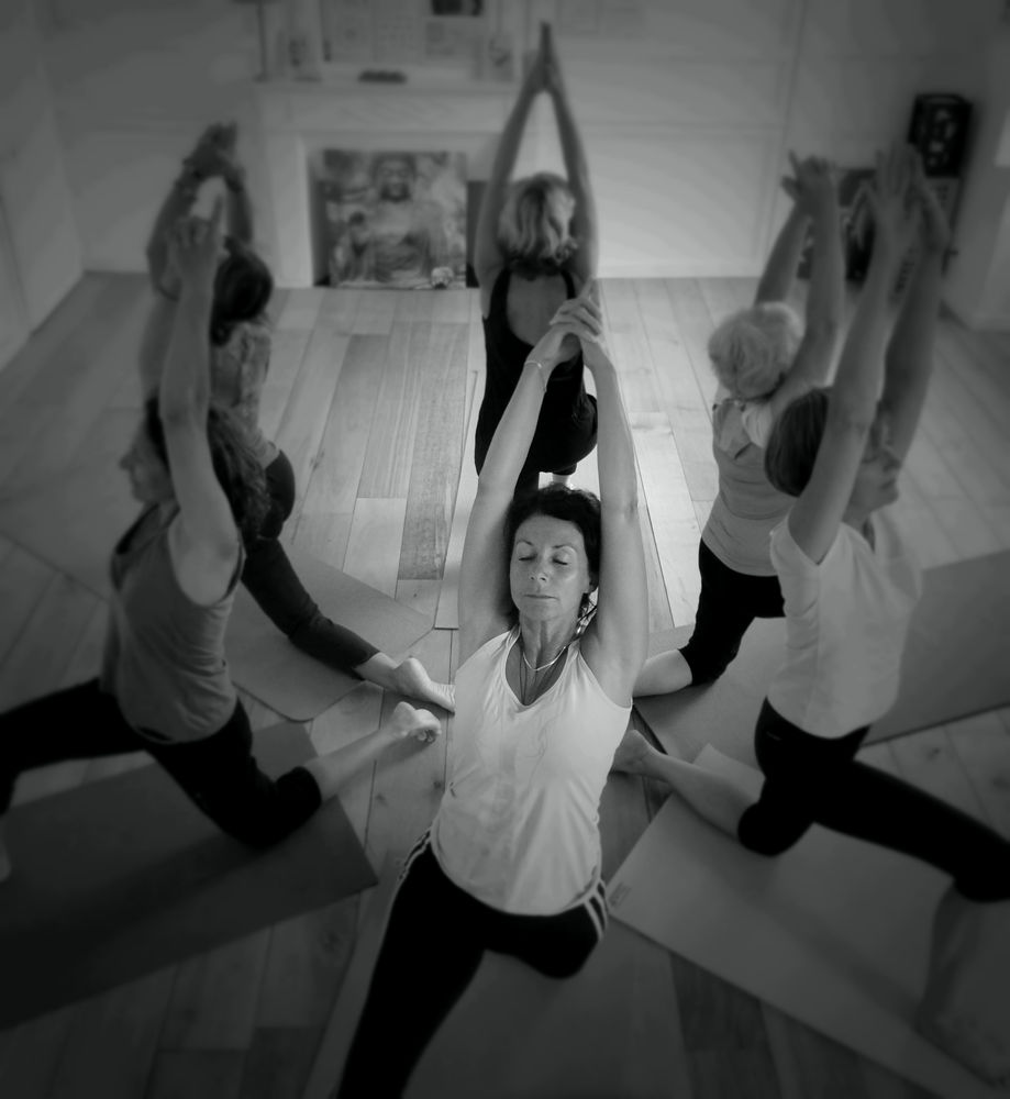 Groupe en posture de yoga, cours collectif