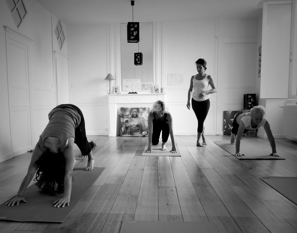 Cours de yoga dans une salle lumineuse