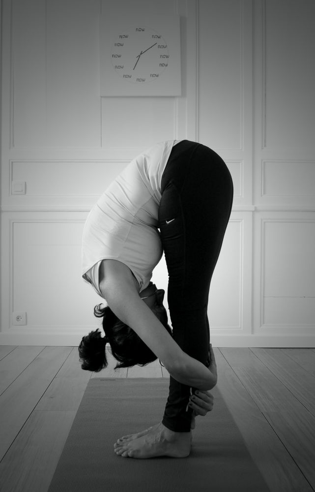 Flexion avant debout, buste relâché vers le sol