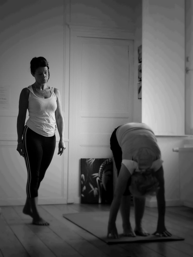 Deux pratiquantes, l'une debout, l'autre en flexion avant